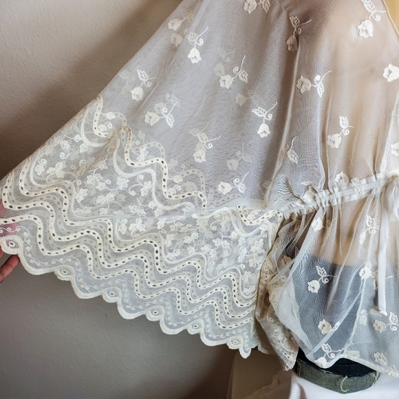 Countess Luann cream lace top size M - Picture 5 of 7